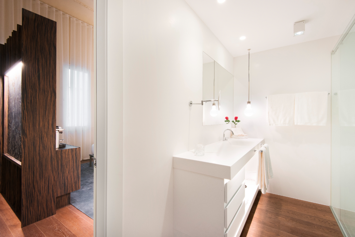 Bathroom of the Deluxe room at the Mercer Sevilla Hotel