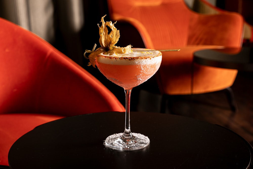 Cóctel de autor en la coctelería FIZZ Bar del Hotel Mercer Sevilla