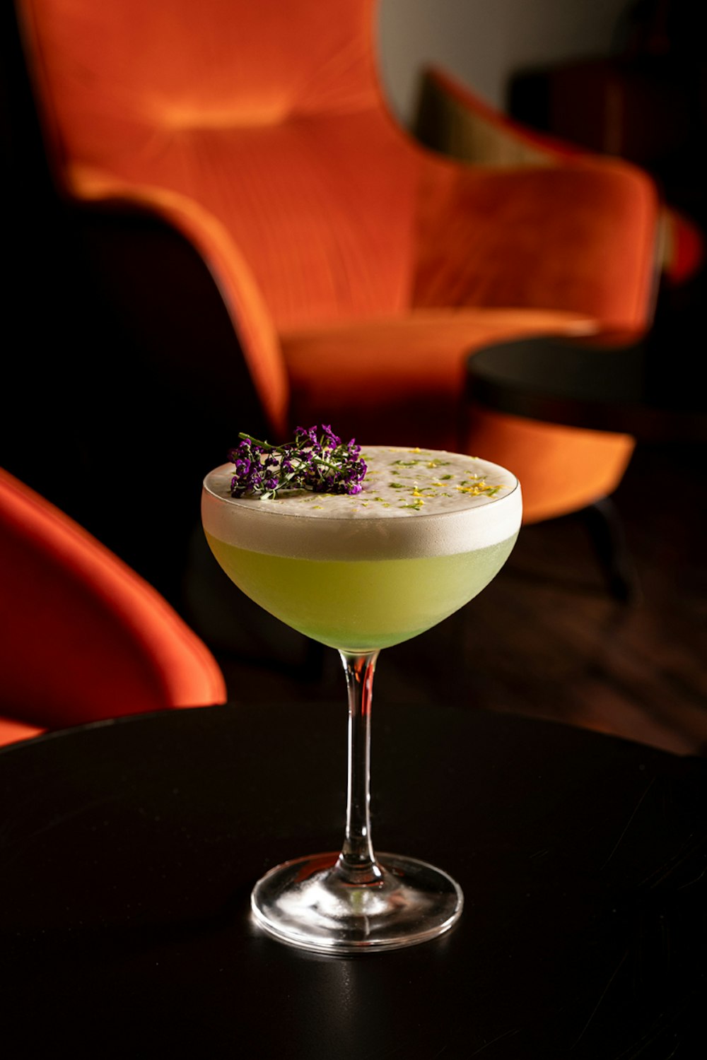 Cóctel de autor en la coctelería FIZZ Bar del Hotel Mercer Sevilla