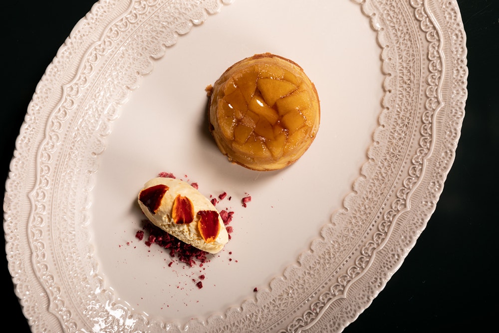 Tarta de mazana en el Restaurante María Luisa de Mercer Hotel Sevilla