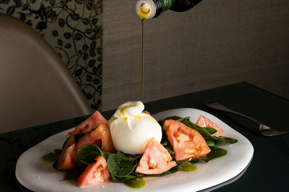 Ensalada de burrata del Restaurante María Luisa en el Hotel Mercer Sevilla