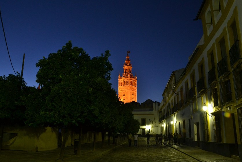 Barrio de Santa Cruz en Sevilla de noche