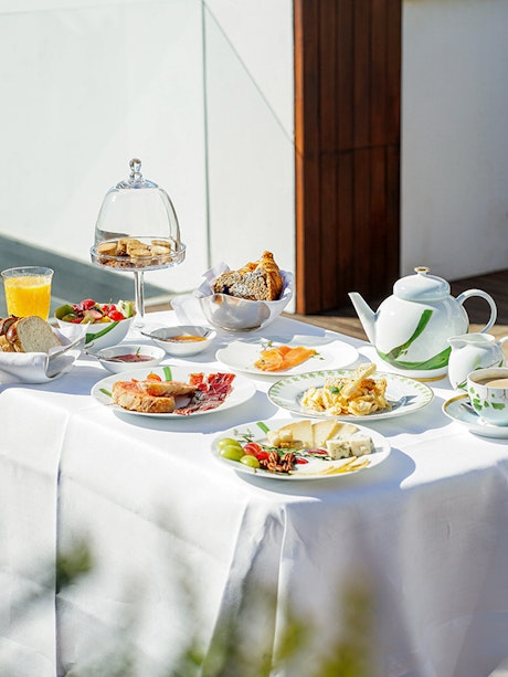 Apéritifs sur la terrasse extérieure du toit de l'Hôtel Mercer Sevilla.