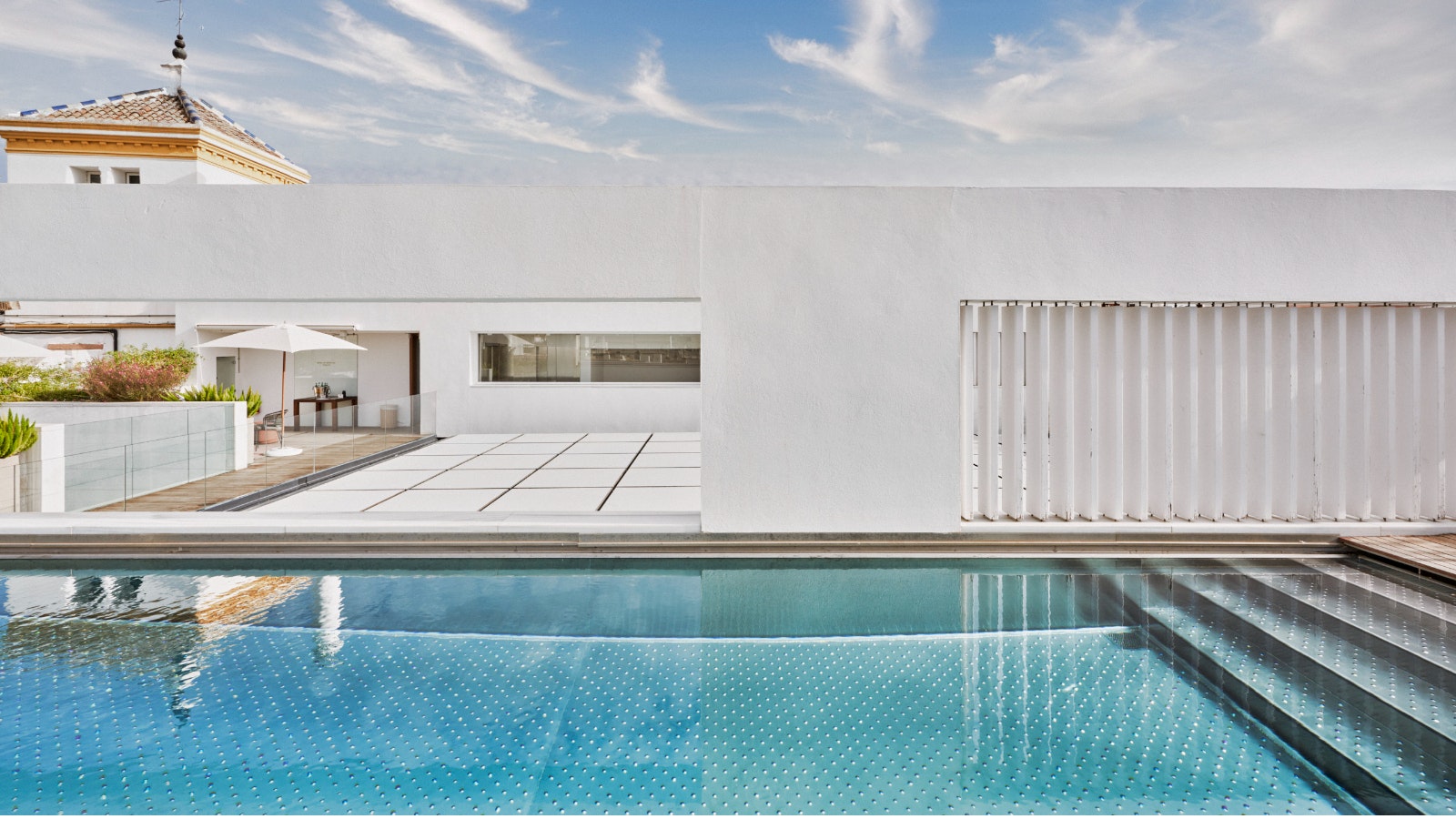 Terrasse extérieure sur le toit avec piscine de l'Hôtel Mercer Sevilla